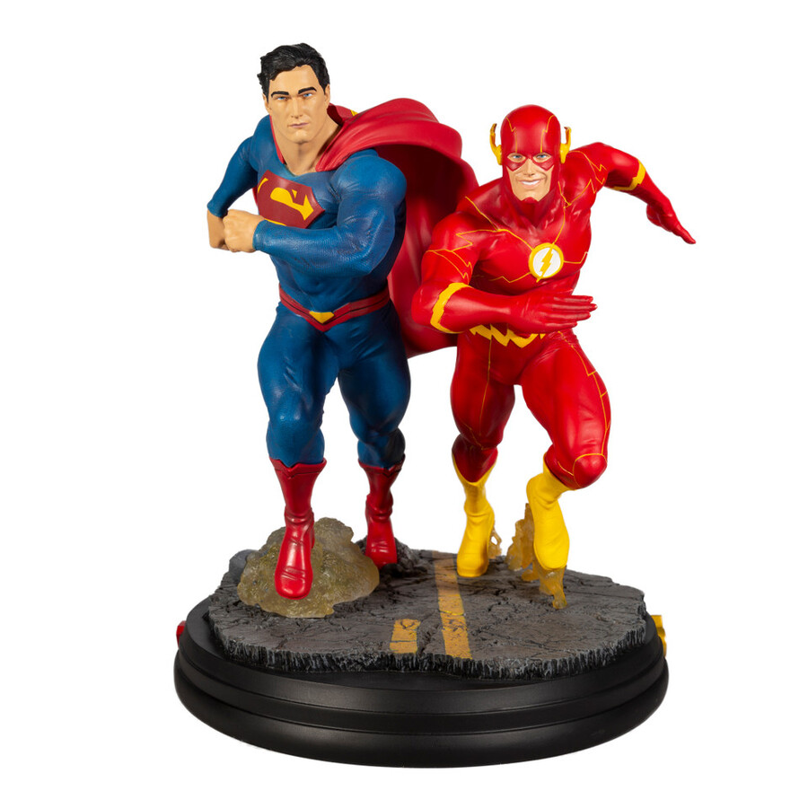 statue en résine de combat superman contre flash dc