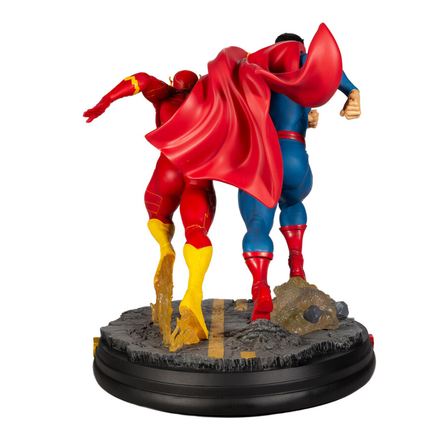 statue en résine de combat superman contre flash dc
