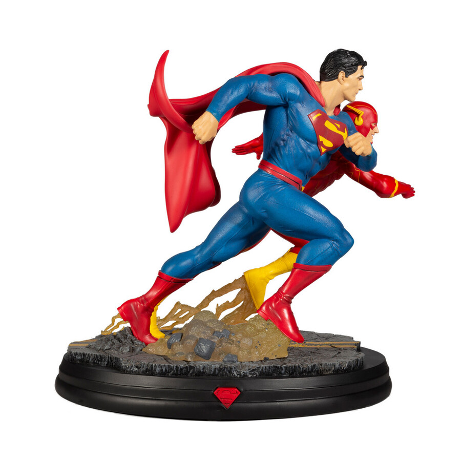 statue en résine de combat superman contre flash dc