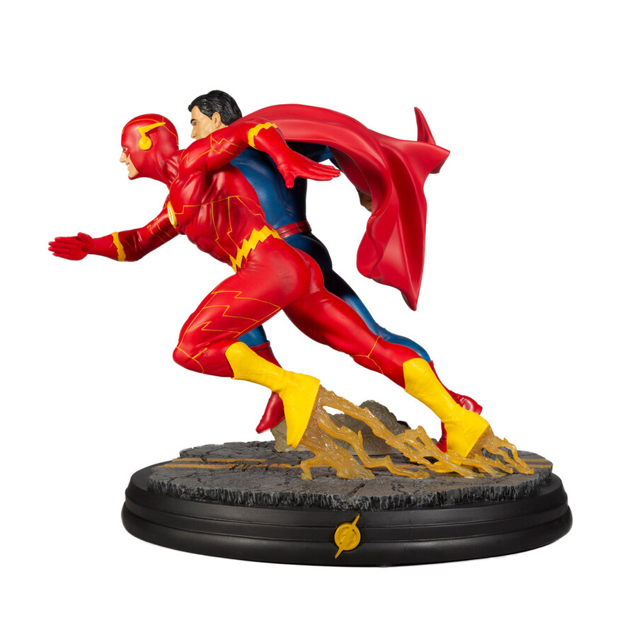 statue en résine de combat superman contre flash dc