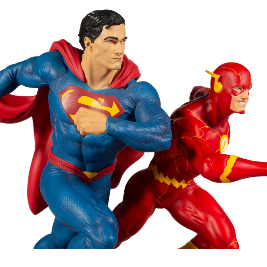 statue en résine de combat superman contre flash dc