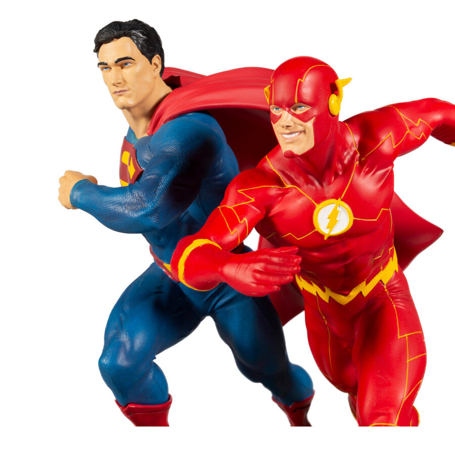 statue en résine de combat superman contre flash dc