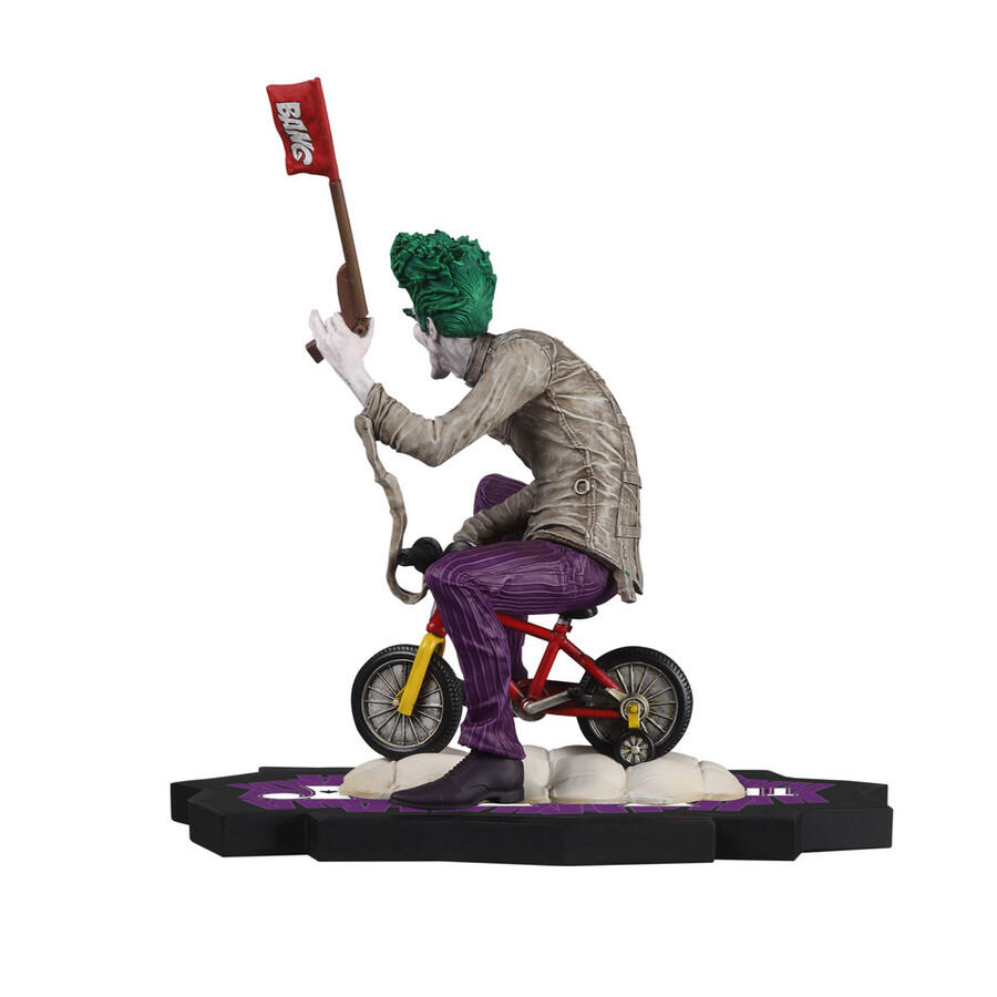 la folie violette du joker statue en résine à léchelle 110 du joker par kaare andrews