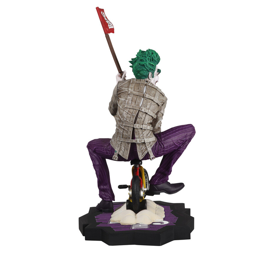 la folie violette du joker statue en résine à léchelle 110 du joker par kaare andrews