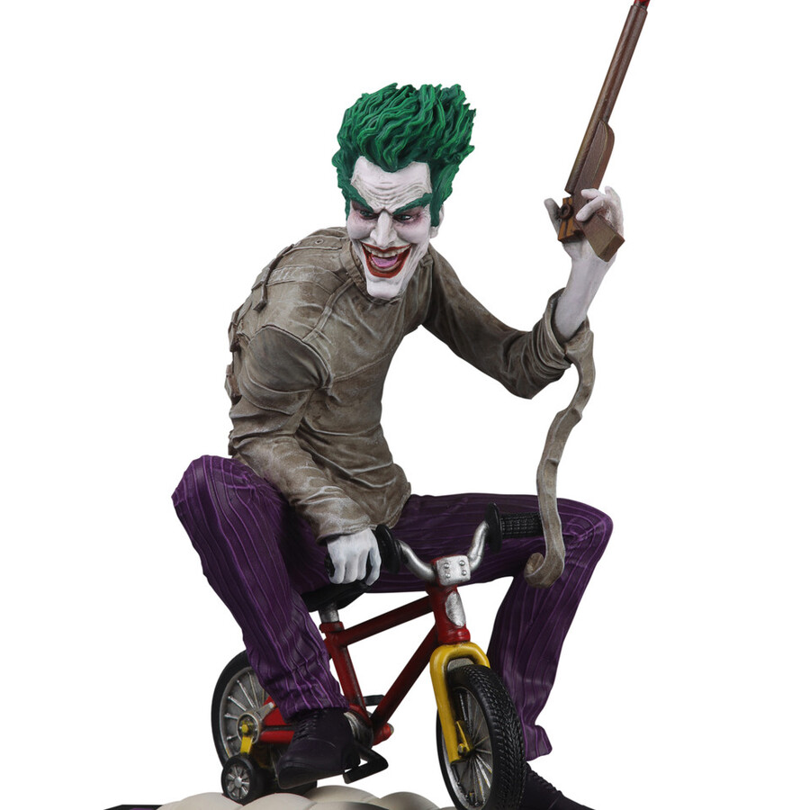 la folie violette du joker statue en résine à léchelle 110 du joker par kaare andrews
